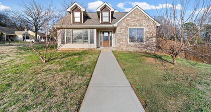 Rest & Rally Retreat—5-BR (7 Beds)—Skyline Views