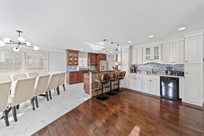 Fridge, microwave, oven, stovetop - Rest & Rally Retreat—5-BR (7 Beds)—Skyline Views (Charlotte)