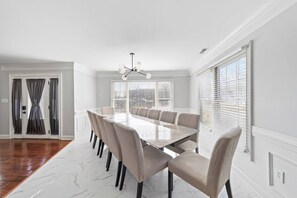 Dining - Rest & Rally Retreat—5-BR (7 Beds)—Skyline Views (Charlotte)