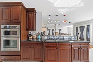 Fridge, microwave, oven, stovetop - Rest & Rally Retreat—5-BR (7 Beds)—Skyline Views (Charlotte)