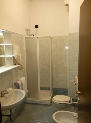 Standard Twin Room | Bathroom - Hotel Cristallo (Novara)