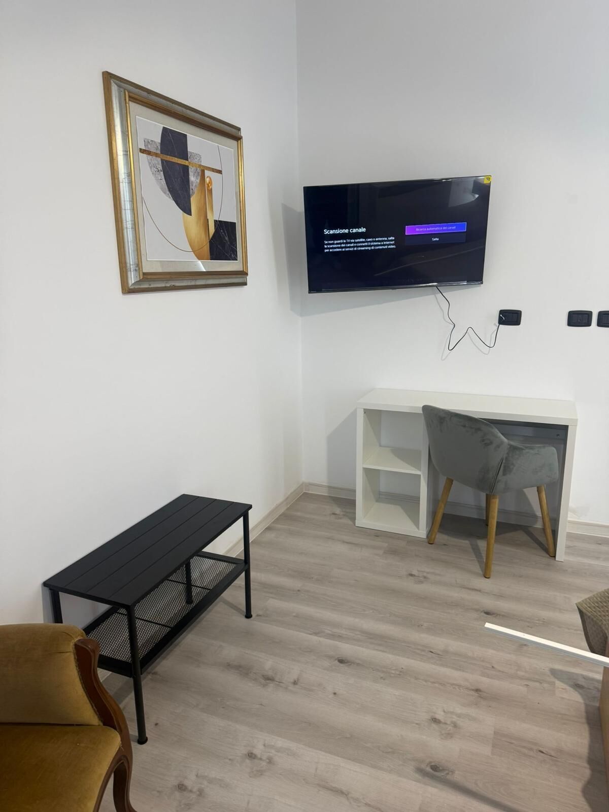 Habitación estándar con 2 camas individuales | Zona de estar | Una televisión