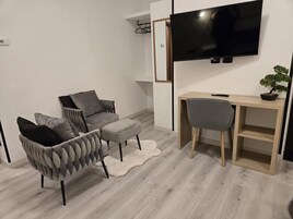 Habitación estándar doble, balcón | Zona de estar | Una televisión