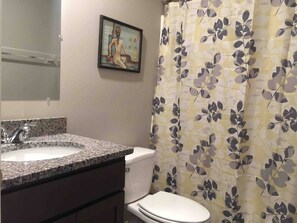 Haartrockner, Handtücher, Seife, Toilettenpapier