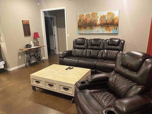 Rustic Retreat w/king  - close to downtown :  C