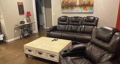 Rustic Retreat w/king - close to downtown : C