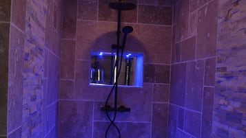 Ducha, secador de pelo, toallas y jabón