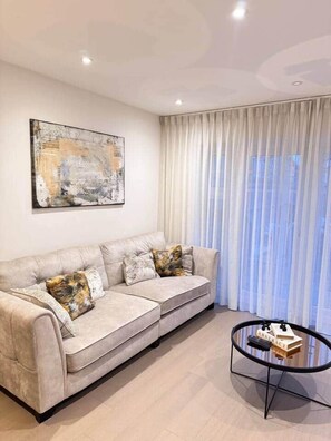 Living area - Spacious 2BR Home | 3 Parking | Offers Weekly Stay (Reading)