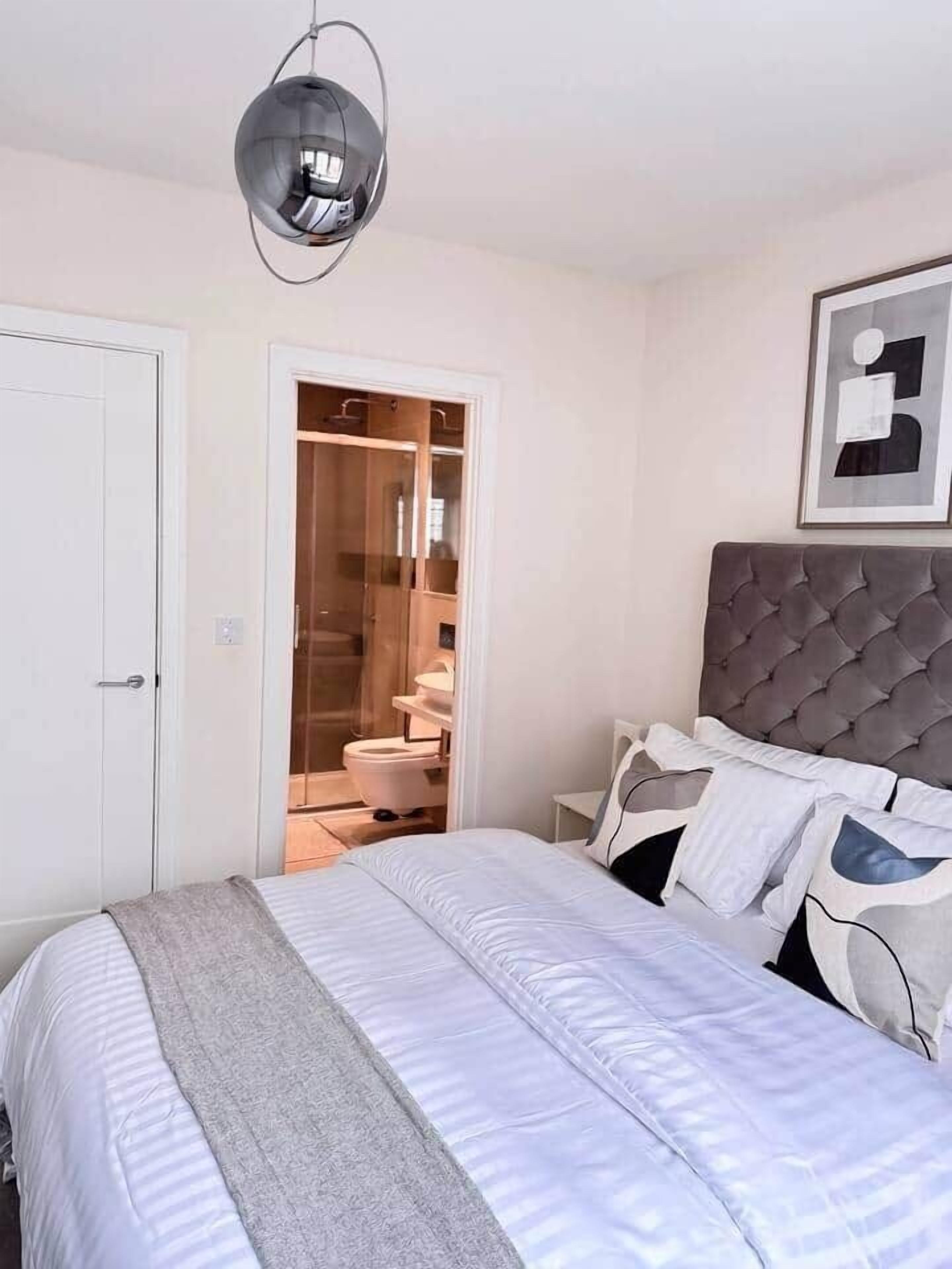 3 slaapkamers, een strijkplank/strijkijzer, wifi, beddengoed
