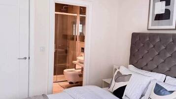 3 slaapkamers, een strijkplank/strijkijzer, wifi, beddengoed
