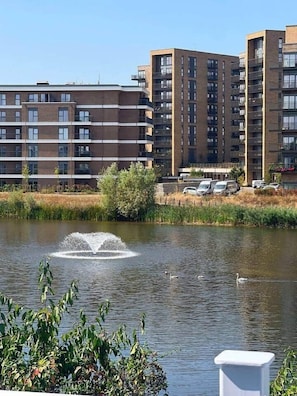 Exterior - Spacious 3BR Home | 3 Parking | Offers Weekly Stay (Reading)