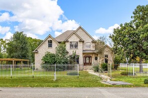 Exterior - Spacious 4-bedroom house with Pool (Spring)