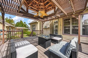 Terrace/patio - Spacious 4-bedroom house with Pool (Spring)