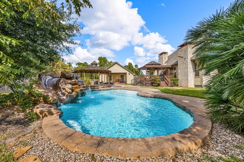 Spacious Spring Retreat- Family Friendly + Patio + Fast WiFi