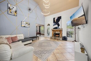 Living area - Spacious Spring Retreat- Family Friendly + Patio + Fast WiFi (Spring)