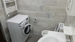 Haartrockner, Handtücher, Seife, Toilettenpapier