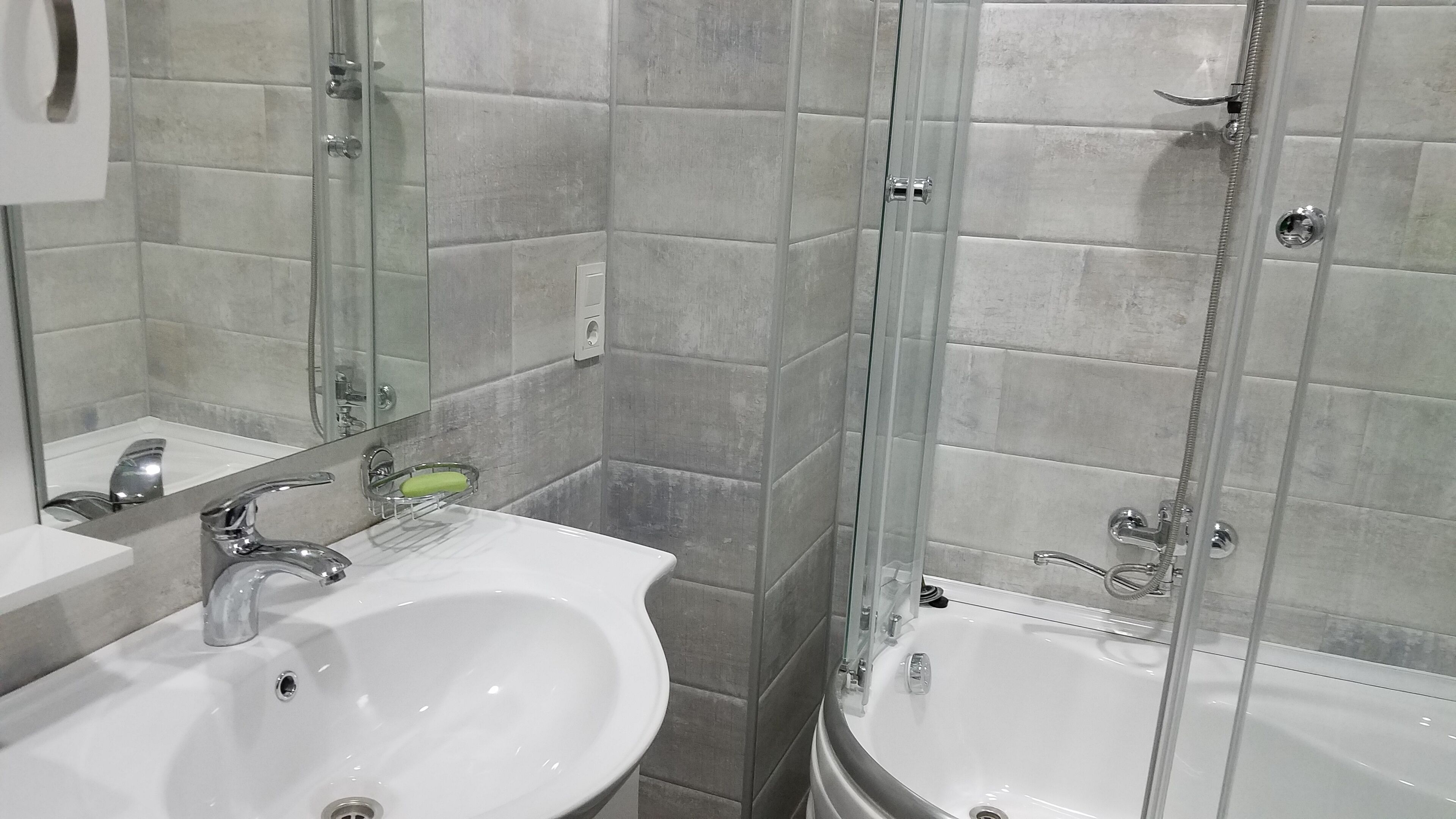 Secador de cabelo, toalhas de banho, sabonete, papel higiênico