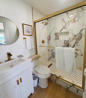 Douche, sèche-cheveux, serviettes fournies, savon