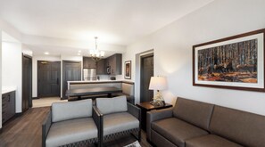 Ein modernes Wohnzimmer mit einer Couch, einem Couchtisch und einem Essbereich mit einer Bank.