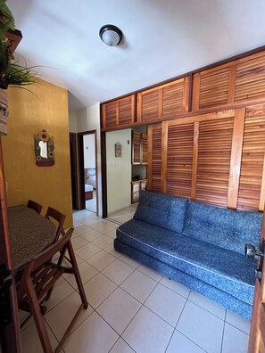 Family Apartment, Balcony, Garden View | Living area | 32-inch Smart TV with digital channels, Netflix, streaming services - Apartamento da Cris - Taperapuã (Porto Seguro)