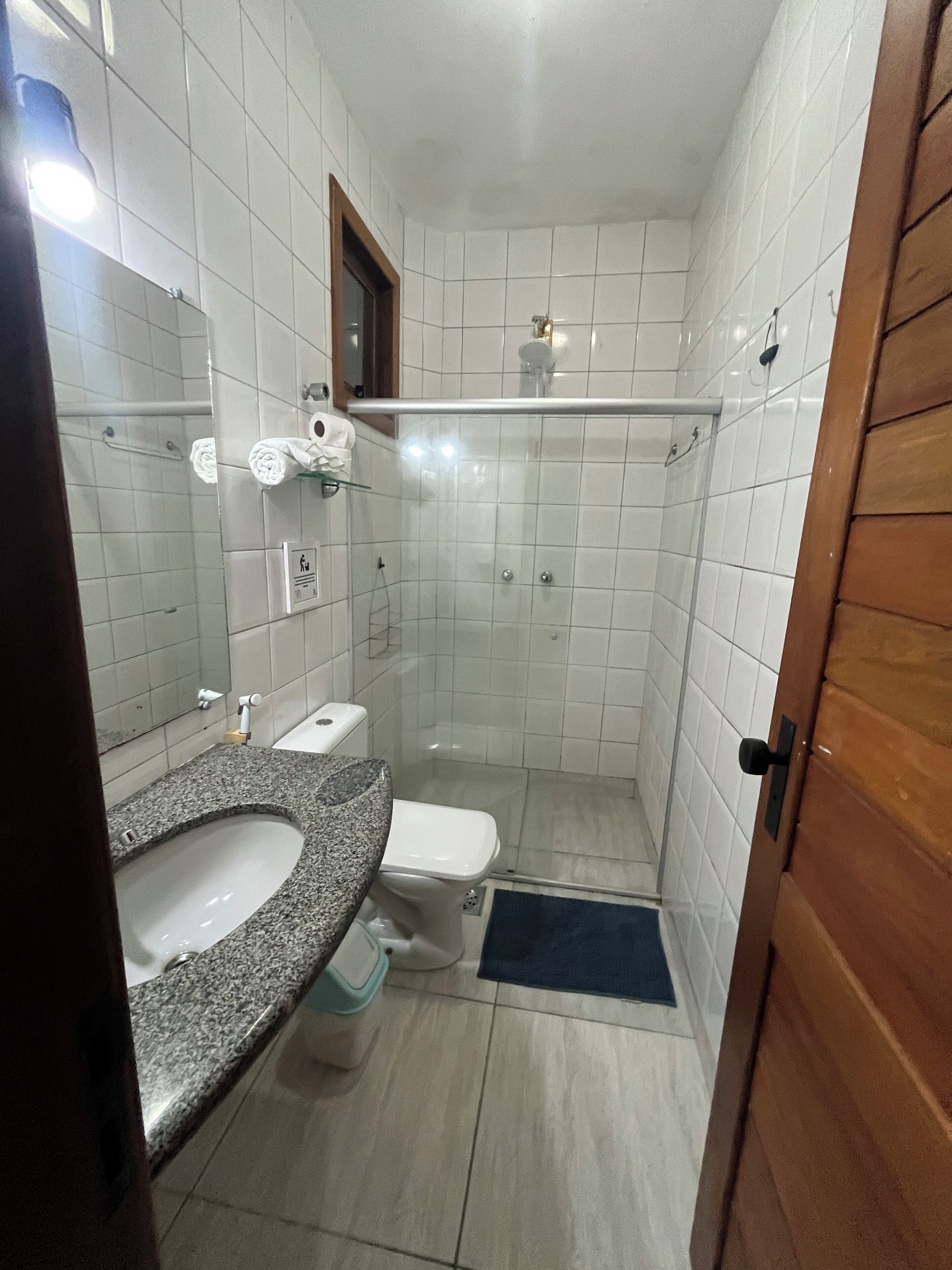 Apartemen Keluarga, balkon, pemandangan kebun | Kamar mandi | Shower, handuk, sabun, dan sampo