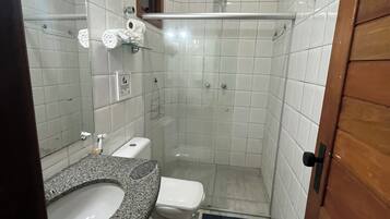 Apartemen Keluarga, balkon, pemandangan kebun | Kamar mandi | Shower, handuk, sabun, dan sampo