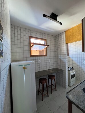 Family Apartment, Balcony, Garden View | Private kitchen | Full-size fridge, microwave, oven, blender - Apartamento da Cris - Taperapuã (Porto Seguro)