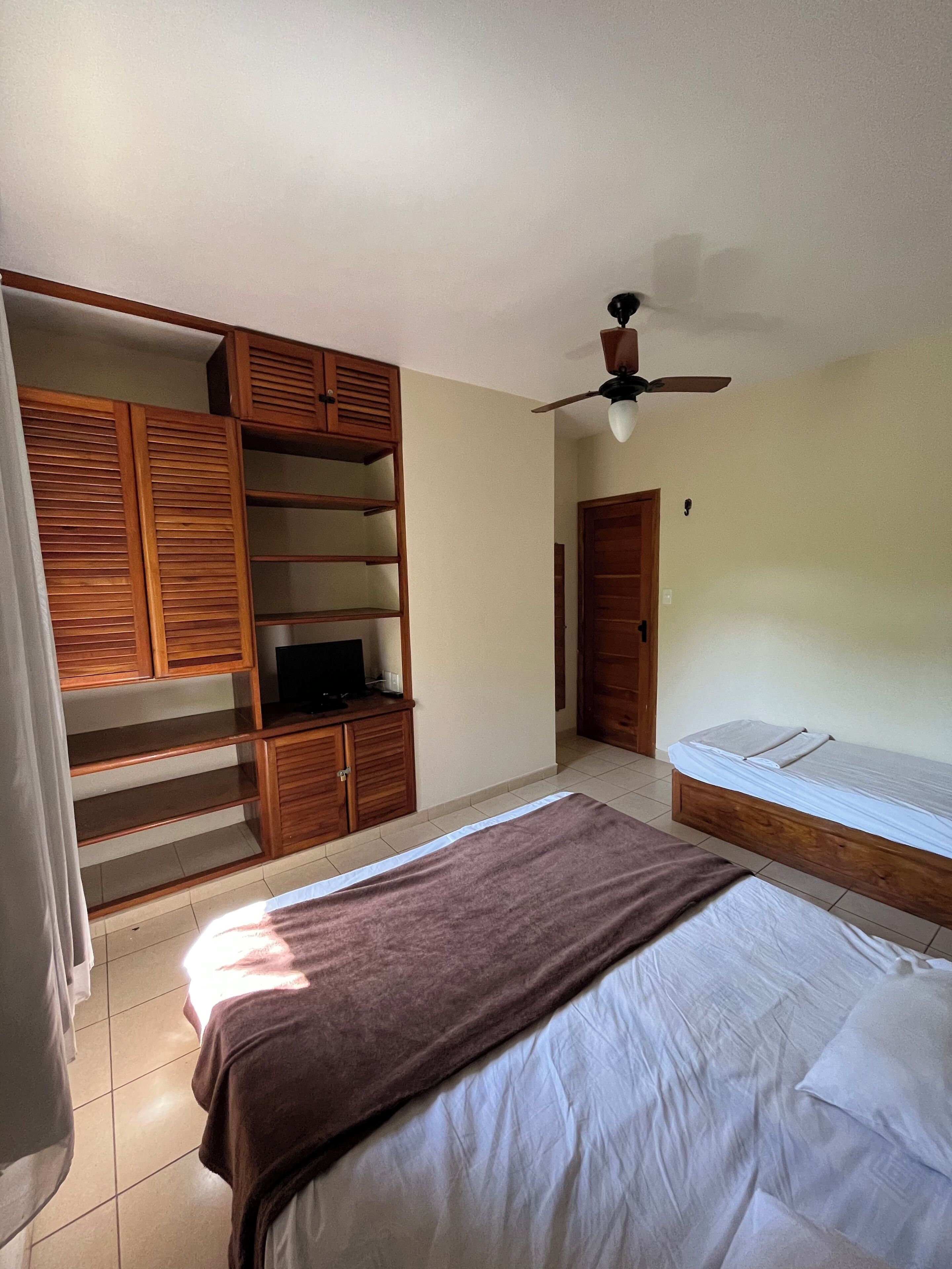 Apartamento família, sacada, vista para o jardim | Wi-Fi de cortesia