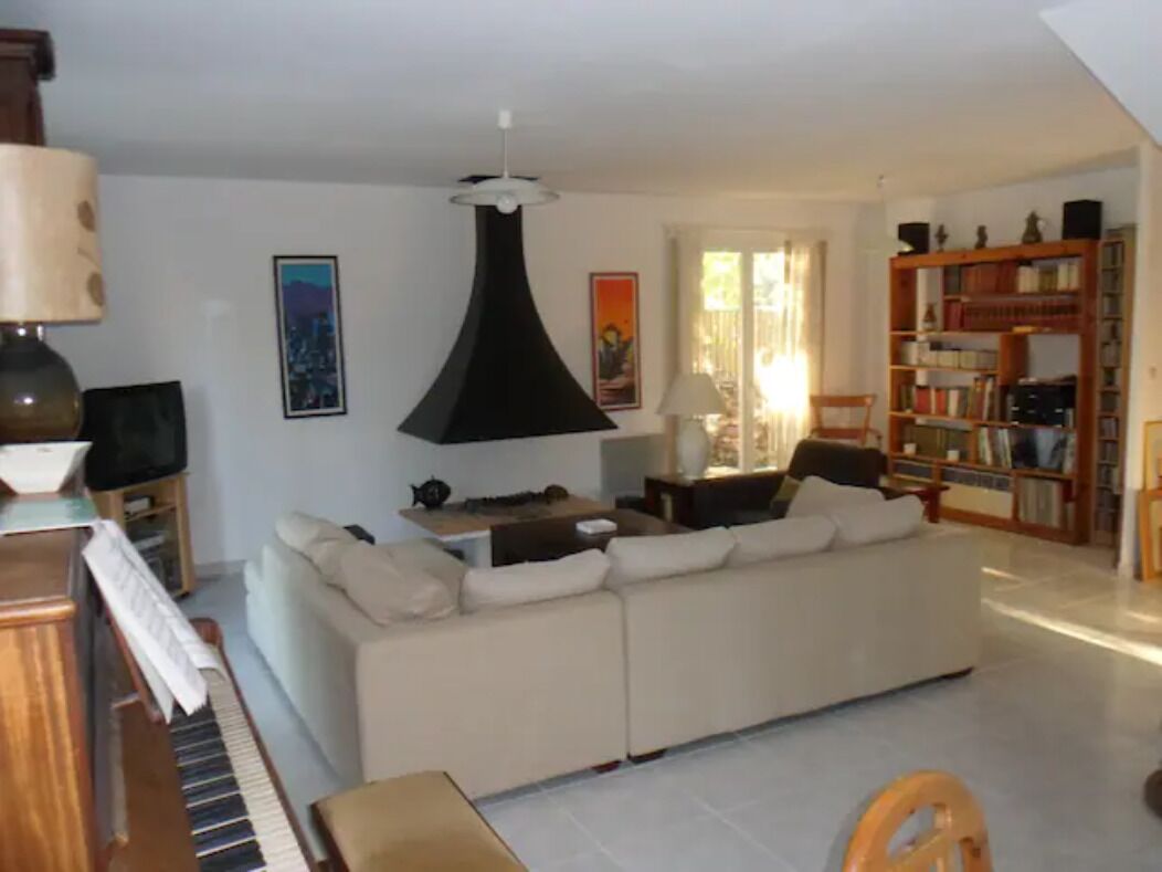 Televisie en een open haard