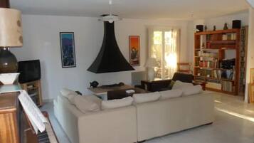 Televisie en een open haard