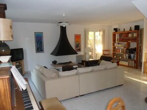 Televisie en een open haard