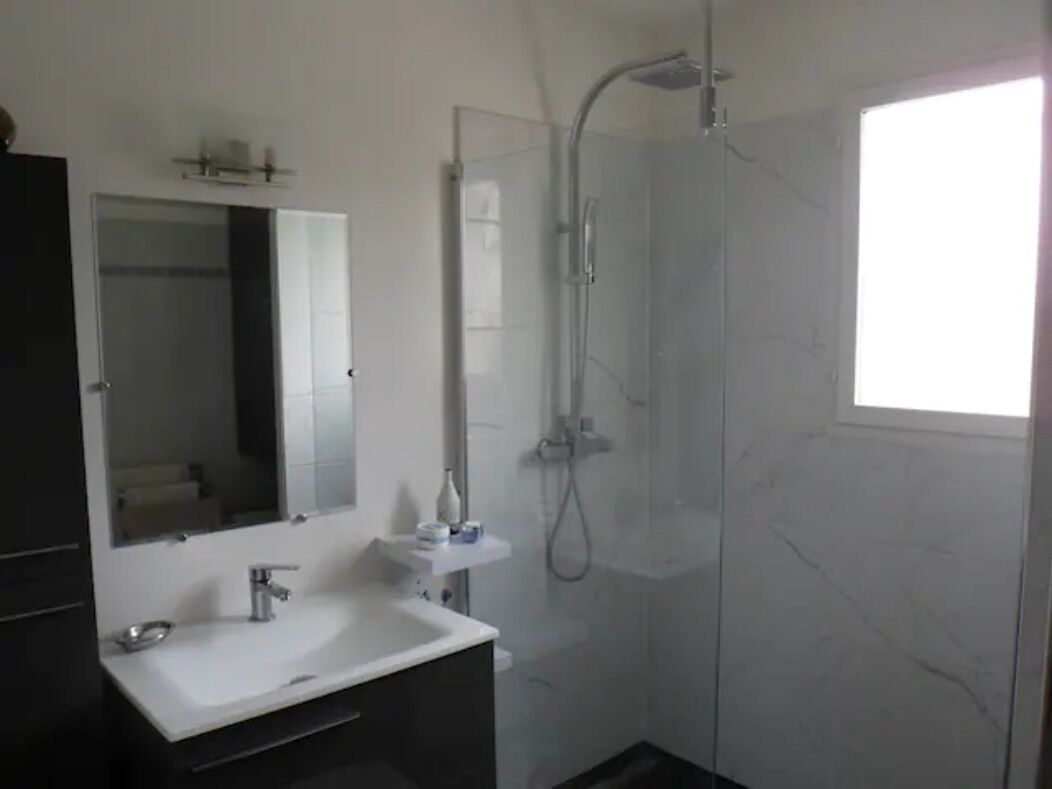 Douche, sèche-cheveux, serviettes fournies, savon