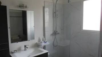 Douche, sèche-cheveux, serviettes fournies, savon