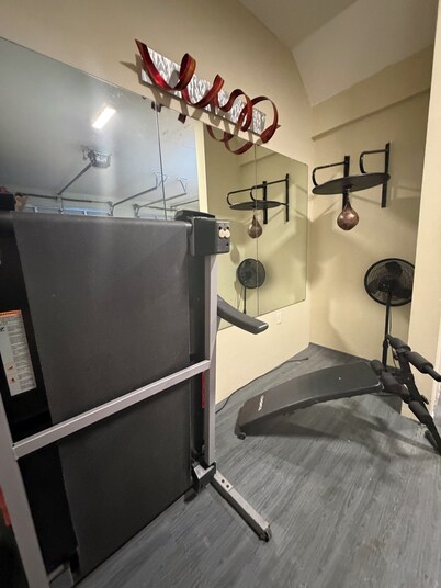 Spacious 5-bedroom estate in terrific Fort Pierce with AC and gym