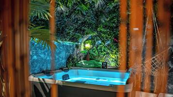 Tina de hidromasaje al aire libre