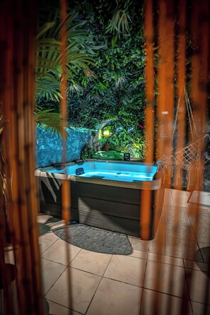 Tina de hidromasaje al aire libre