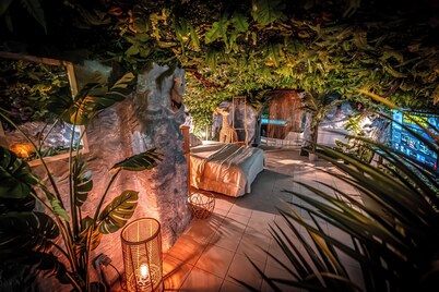 Junglecavern - Private spa, unusual accommodation