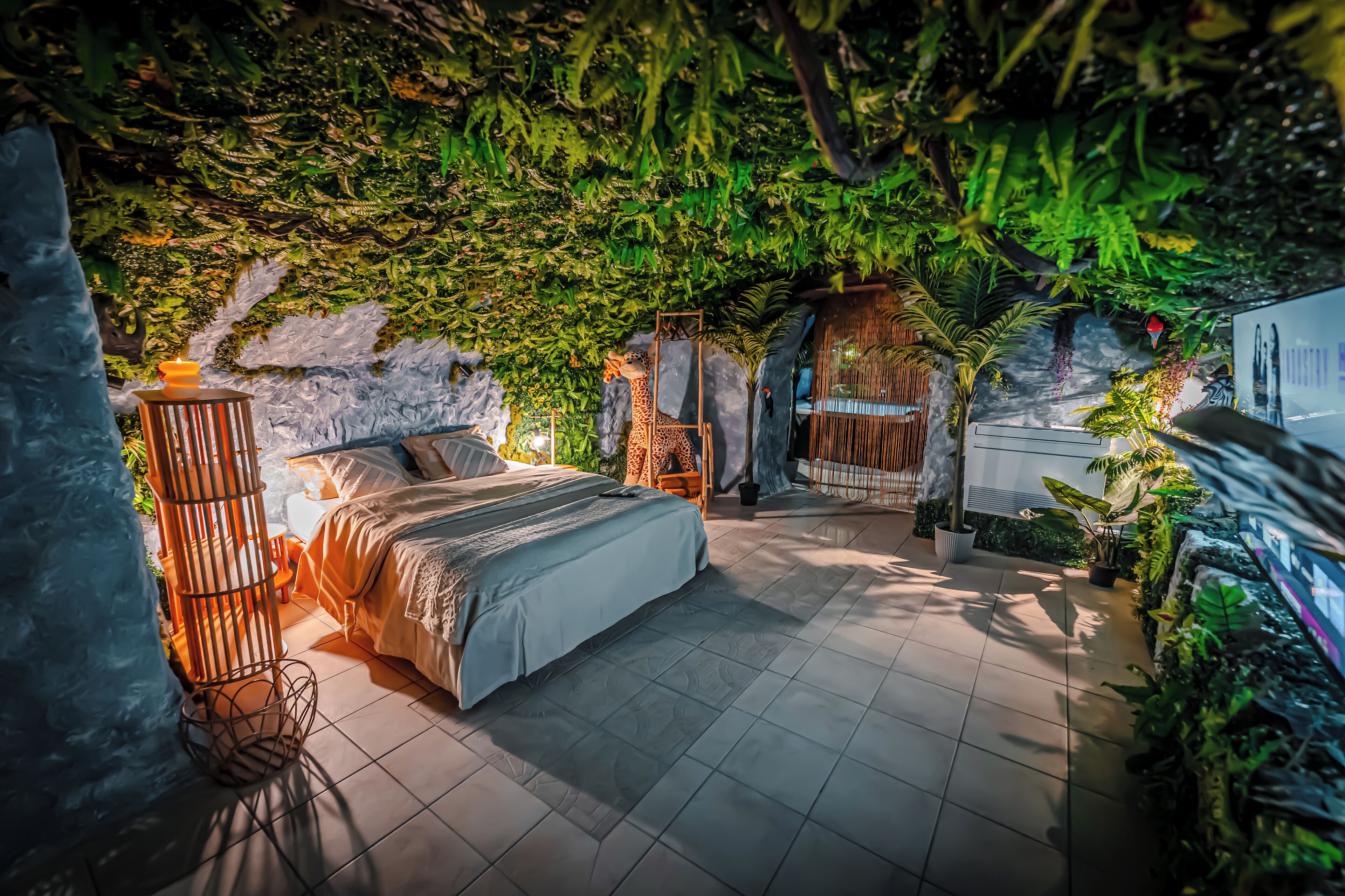 Tabla de planchar con plancha, wifi y ropa de cama 