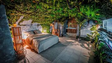 Tabla de planchar con plancha, wifi y ropa de cama