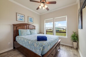 3 bedrooms, WiFi, bed sheets - Steps to the Beach, Pet Friendly, Gulf Views! (Bolivar Peninsula)