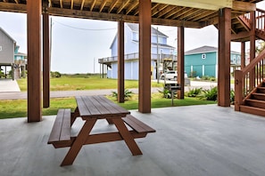 Outdoor dining - Steps to the Beach, Pet Friendly, Gulf Views! (Bolivar Peninsula)