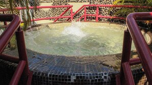 A hot tub with a tiled floor and a red railing. - Habitación con jacuzzi Paraiso del Sur (Cuernavaca)
