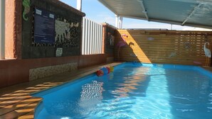 A swimming pool with wooden deck and a covered area. - Habitación con jacuzzi Paraiso del Sur (Cuernavaca)