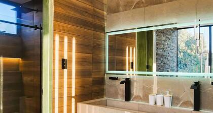 w* | Private 4BR Getaway with Pool & Cinema in Ica