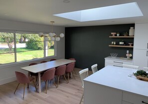 Dining - North Vancouver Home | Close to Downtown (North Vancouver)