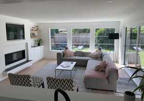 TV - North Vancouver Home | Close to Downtown (North Vancouver)