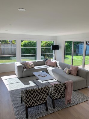 TV - North Vancouver Home | Close to Downtown (North Vancouver)