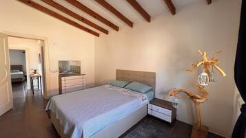 Een strijkplank/strijkijzer, gratis wifi, beddengoed