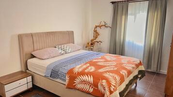 Een strijkplank/strijkijzer, gratis wifi, beddengoed