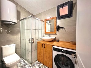 Douche, sèche-cheveux, serviettes fournies, savon